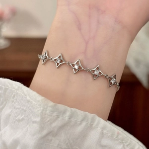 Silver star chain bracelet with micro-p鑲 inlay cubic zirconia on a female wrist