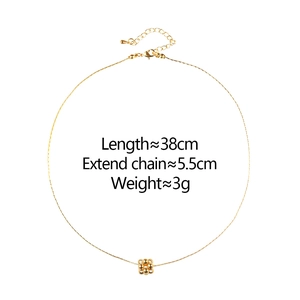 Collier à pendentif boules dorées minimaliste avec dimensions et détails de poids