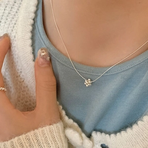 Collier élégant en argent sterling 925 avec un pendentif fleur minimaliste en perles