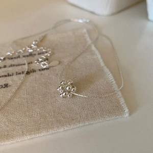 Collier minimaliste en argent avec pendentif boule perlé pour femme chic et moderne
