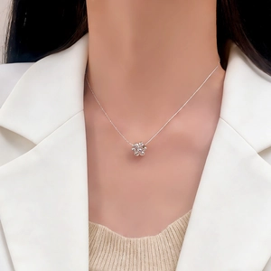 Collier élégant en chaîne serpent argentée avec pendentif fleur et gemme verte