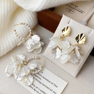 Boucles D'Oreilles Pendantes Pétale Blanc Élégantes Avec Design Coquille En Cuivre Plaqué Or Fausse Künstliche Perle Zircon Pour Femme