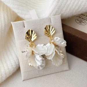 Boucles d'oreilles dorées en éventail avec pétales blancs 3D et détails en zircon