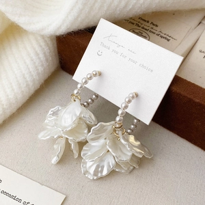 Élégantes boucles d'oreilles perles avec breloques pétales de fleurs en acrylique blanc