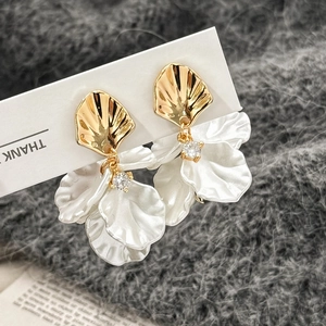 Elegant fan-shaped petal earrings with white resin, gold metal accents and clear zircon