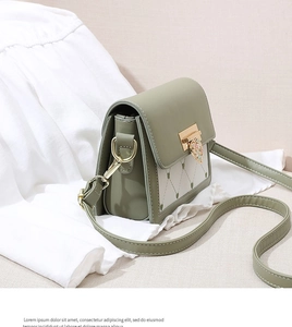Détail d'un sac bandoulière vert olive avec matelassage et fermoir en forme de cœur