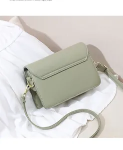 Vue détaillée du sac bandoulière en cuir vert avocat avec quincaillerie dorée