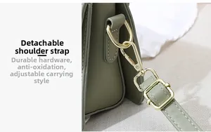 Détail de la ferrure durable et de la bandoulière réglable sur le sac vert sauge