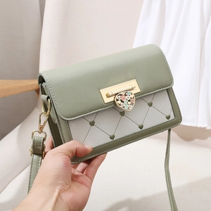 Sac bandoulière bicolore chic avec fermoir cœur doré et coutures matelassées cœurs
