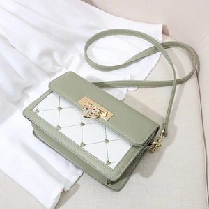 Sac bandoulière vert et blanc avec broderie cœur et boucle florale en métal, vue à 45 degrés