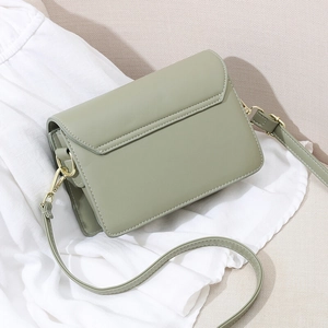 Sac bandoulière tendance en cuir vert sauge avec large sangle et boucles dorées chic