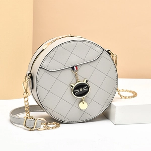 Chique gewatteerde ronde crossbodytas in lichtgrijs met kettingriem en kattenhanger