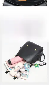 Vue intérieure du sac à dos en cuir mat noir montrant sa grande capacité de stockage