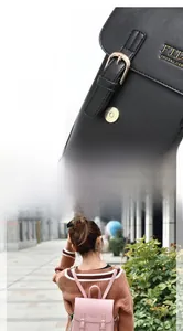 Détails d'un mini sac à dos en cuir PU élégant montrant la boucle magnétique et le style urbain