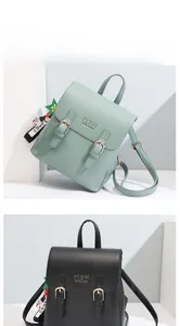 Détail de sacs à dos en cuir PU vert menthe et noir avec boucles et sangles élégantes