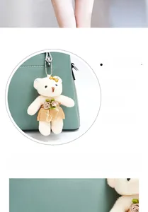 Vue détaillée d'un sac à main en cuir PU vert foncé avec breloque ours en peluche blanc