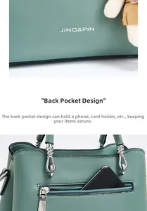 Détail du sac à main en cuir vert avec logo, poche arrière et breloque ours
