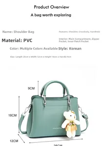 Détails du sac à main en PVC vert menthe dimensions 25x12x18cm avec pendentif ours