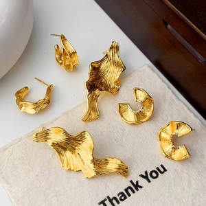 Boucles D'Oreilles Puces Géométriques Irrégulières Plissées Cuivre Plaqué Or Avec Zircon Bijoux Rétro Français