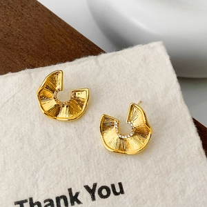 Boucles d'oreilles dorées plissées irrégulières avec incrustation de zircon chic