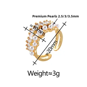 Détail d'une bague double dorée avec des perles de haute qualité et du zircon