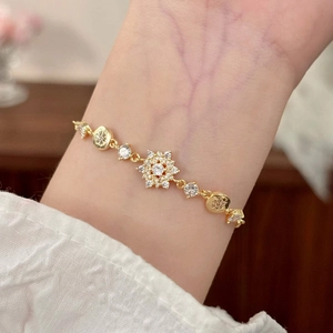 Elegantes Goldarmband mit Schneeflocken-Anhänger, Zirkonia und floraler Prägung