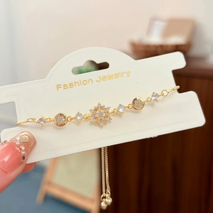 Detailaufnahme des verstellbaren Schneeflocken-Armbands mit Zirkonia-Verzierung