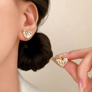 Boucles d'oreilles cœur dorées avec cristaux de zircon brillants pour femmes, style chic
