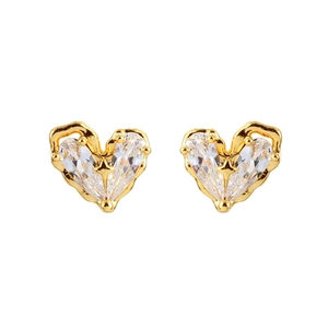 Boucles d'oreilles cœur en or avec zircon clair et détail d'étoile sur fond blanc