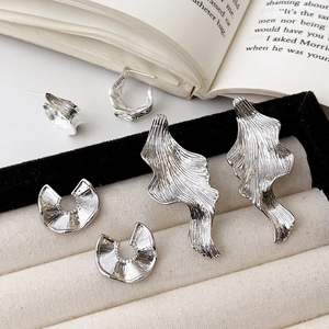 Unregelmäßige Plissierte Kupfer Ohrstecker Flüssiges Lava Wellendesign High End Nische Vielseitiger Schmuck Für Damen
