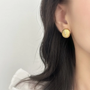 Boucles d'oreilles rondes dorées élégantes avec textures verticales et pierres en zircon