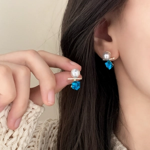 Elegante gouden oorbellen met witte parels en vierkante blauwe kristallen studs