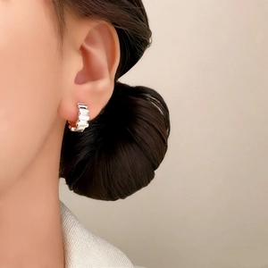Elegant silver textured hoop earrings featuring a minimalist wavy design for daily wear