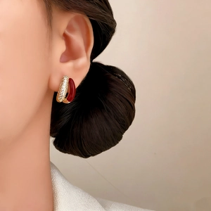 Elegant C-shaped earrings with red enamel and pavé zircon stones in gold finish