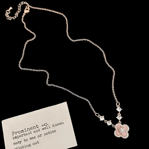 Détail du collier trèfle à quatre feuilles doré rose avec pierre rose et zircons