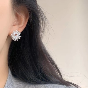 Silberne Feuerwerk-Ohrstecker mit Marquise-Zirkonia in floralem Sonnenstrahl-Design