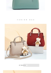 Détail de sacs à bandoulière en vert menthe, beige et rouge foncé avec charm d'ours