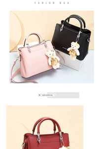 Détail de sacs à main en cuir PU avec anneaux métalliques et pendentif ours mignon