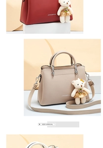 Détail du sac à main en cuir PU avec logo JING&PIN, doubles poignées et pendentif ours