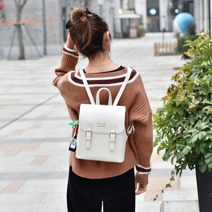Petit sac à dos chic en cuir PU blanc pour femme avec boucles dorées et breloque étoile