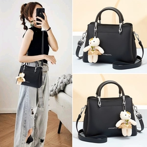 Sac à main noir en cuir PU avec logo blanc et breloque ours, style bandoulière chic