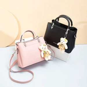 Sac à main élégant pour femme avec poignée en métal et pendentif ours mignon rose et noir