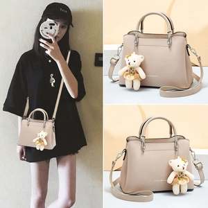 Sac à main chic en cuir beige pour femme avec pendentif ours et bandoulière réglable