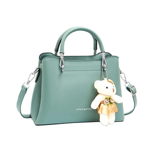 Sac à main vert menthe avec pendentif ours et bandoulière réglable, style minimaliste