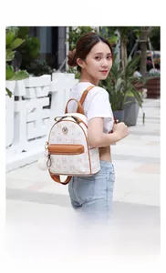 Detailansicht Mini-Rucksack mit weißem M-Monogramm und braunen Lederbesätzen