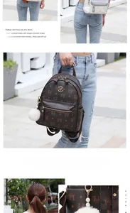 Detailansicht brauner Rucksack mit Monogramm und abnehmbarem weißem Plüsch-Schlüsselanhänger