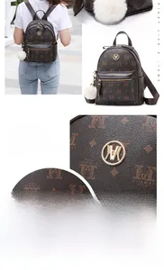 Detail eines dunkelbraunen Rucksacks mit M-Muster Print und goldenem Metalllogo