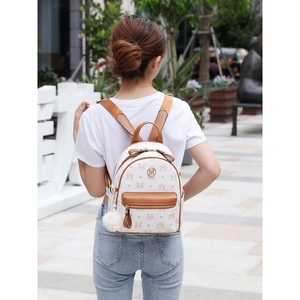 Damen Monogramm Rucksack in Creme und Karamell mit flauschigem Anhänger Accessoire
