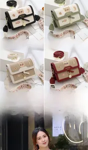 Petits sacs carrés avec broderie chat en noir, vert, blanc et bordeaux avec bandoulière