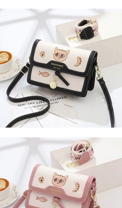Détail des motifs brodés de chat et poisson sur des sacs à bandoulière en cuir PU